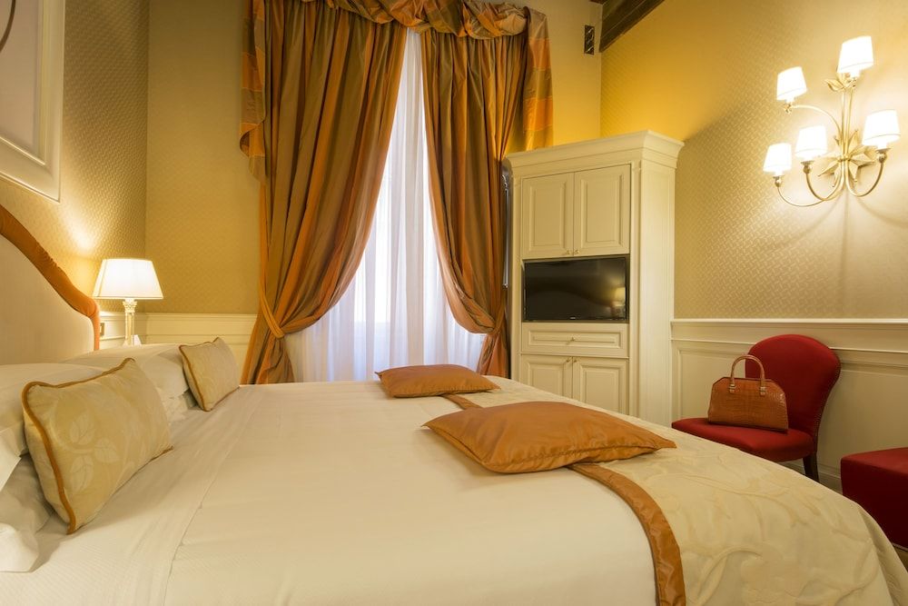 undefined Hotel Corona d'Oro 8