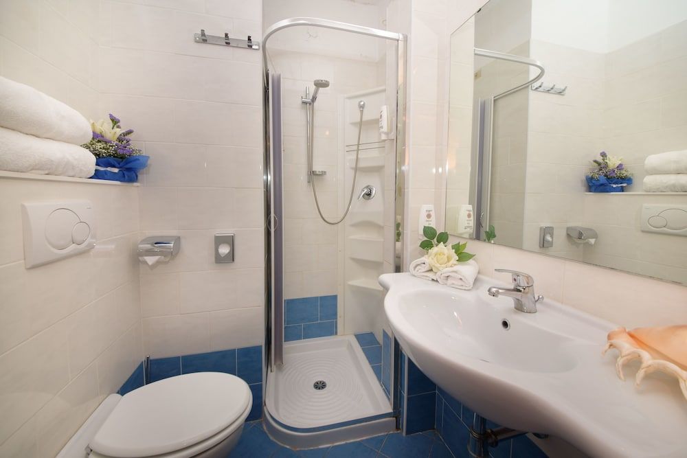 Economy Double Room, 1 Bedroom, Non Smoking, Partial Sea View