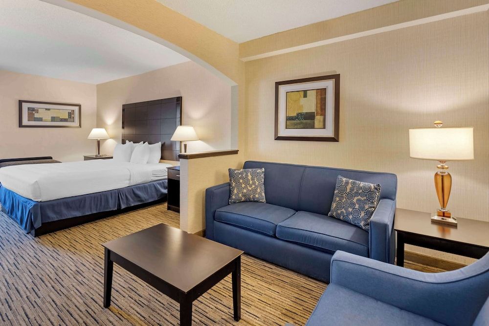 Best Western New Albany Suite, 1 King Bed, Non Smoking, Kitchenette (with Sofabed) 4