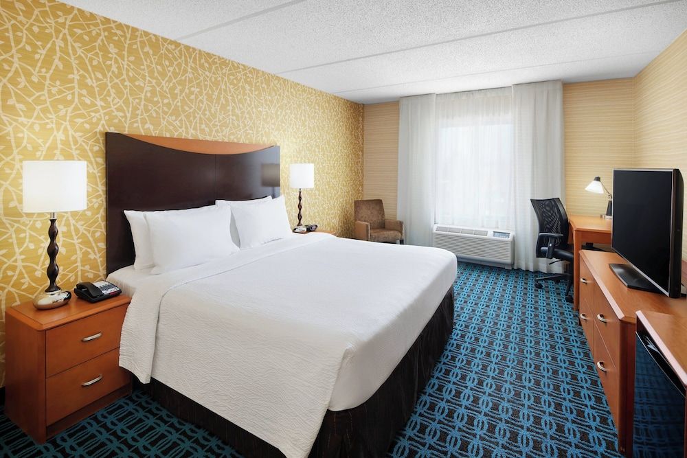 Room, 1 King Bed (Mobility/Hearing Access, Roll-In Shwr)