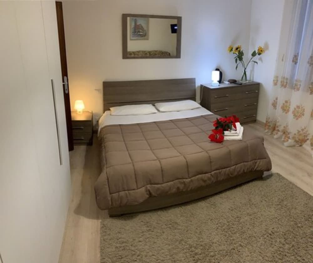 undefined Harry's Guest House 8