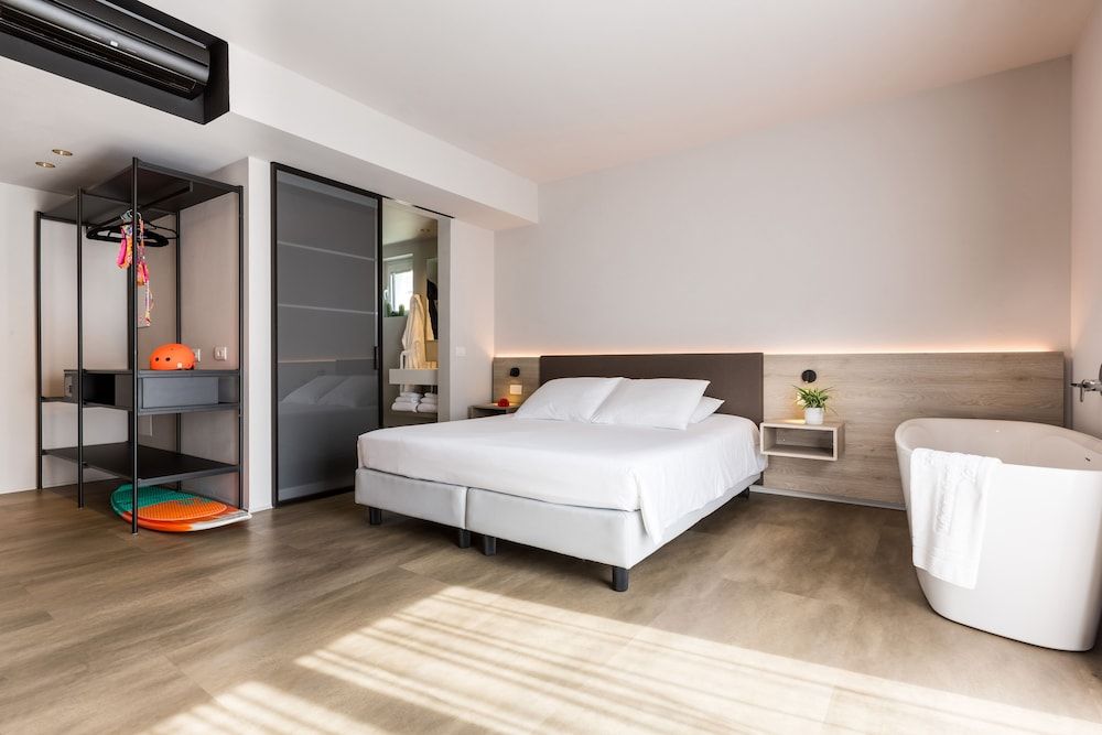 Deluxe Room with Balcony and Spa Access