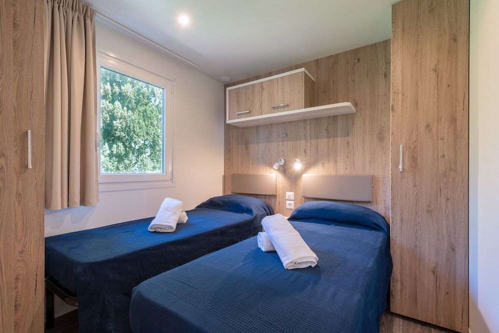 Superior Mobile Home, 2 Bedrooms, Accessible, Private Bathroom