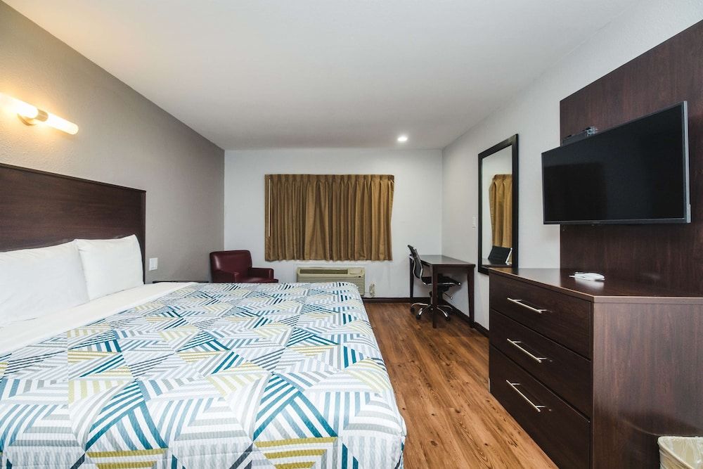 Studio 6 Channelview, TX – Baytown West Deluxe Room, 1 King Bed, Smoking, Kitchenette