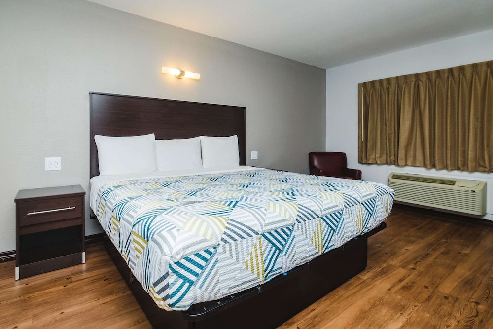 Studio 6 Channelview, TX – Baytown West Deluxe Room, 1 King Bed, Smoking, Kitchenette 3