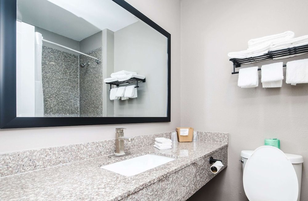 Studio 6 Channelview, TX – Baytown West Deluxe Room, 1 King Bed, Smoking, Kitchenette 6