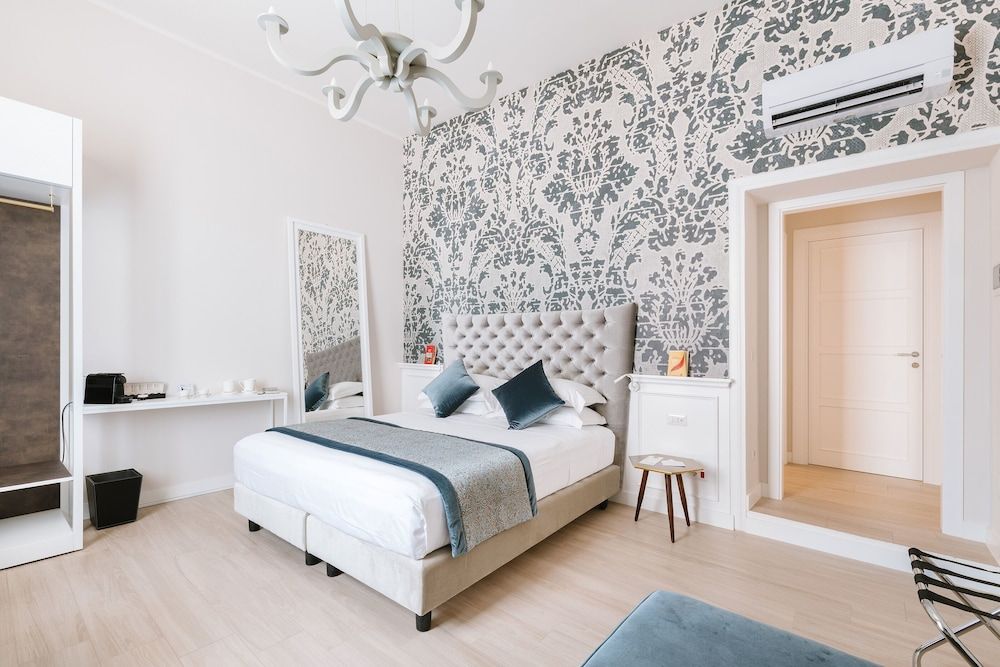 Rhea Silvia Luxury Navona Deluxe Triple Room with Jacuzzi and Shower 2