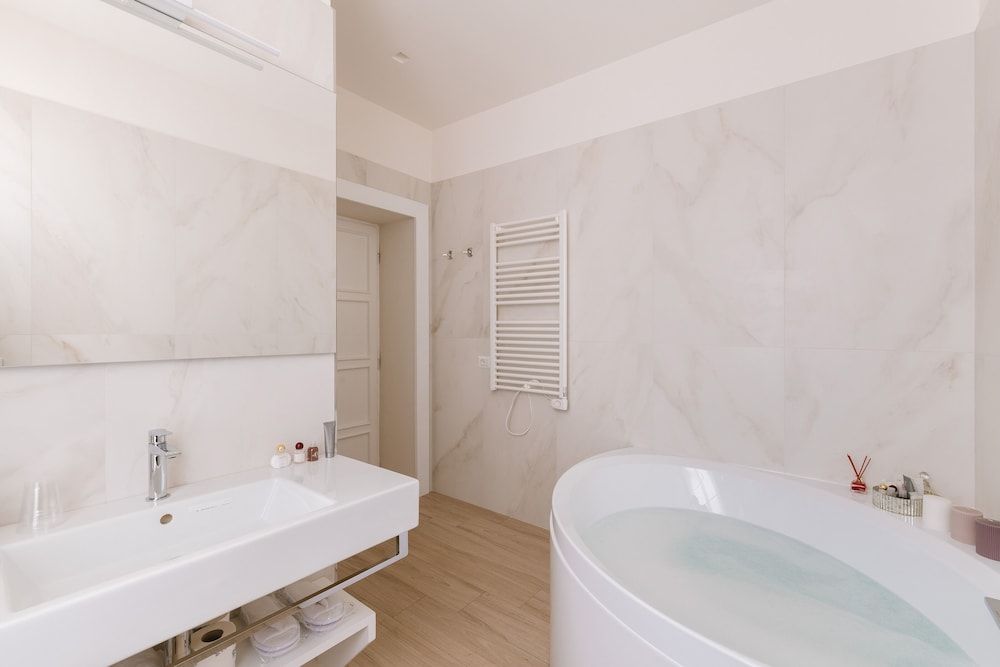Rhea Silvia Luxury Navona Deluxe Triple Room with Jacuzzi and Shower 5
