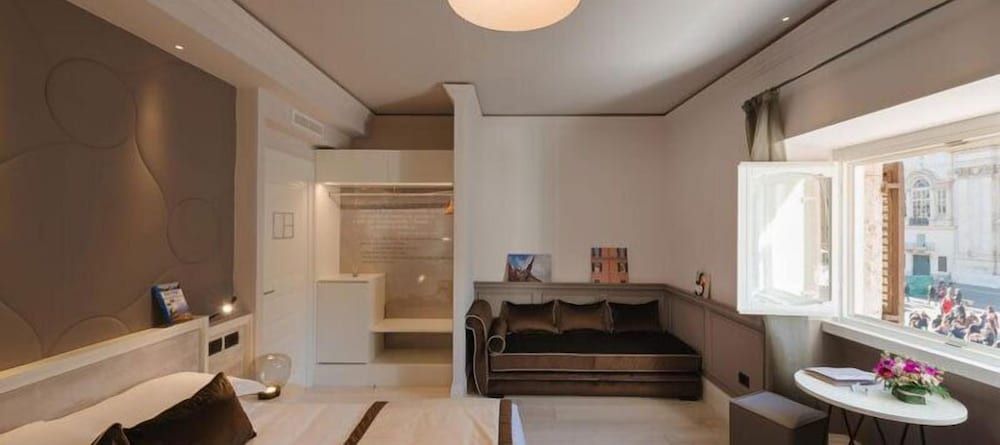 Rhea Silvia Luxury Navona Deluxe Triple Room, Fireplace 2