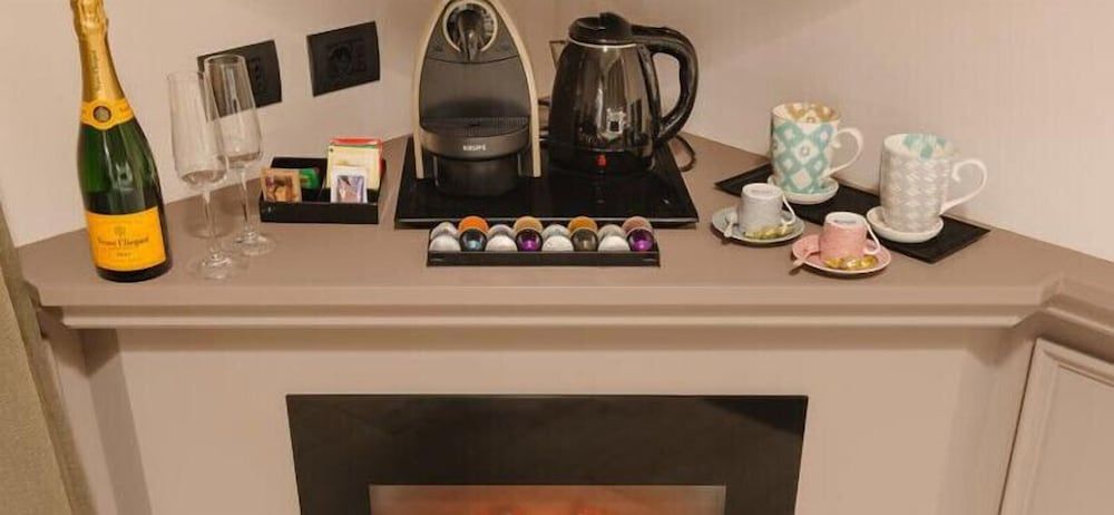 Rhea Silvia Luxury Navona Deluxe Triple Room, Fireplace 4