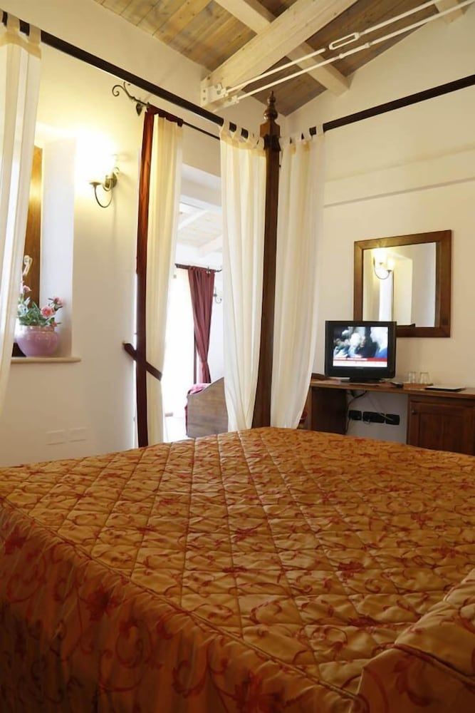 Colleverde Country House Beauty&Wellness Deluxe Suite, Jetted Tub 4