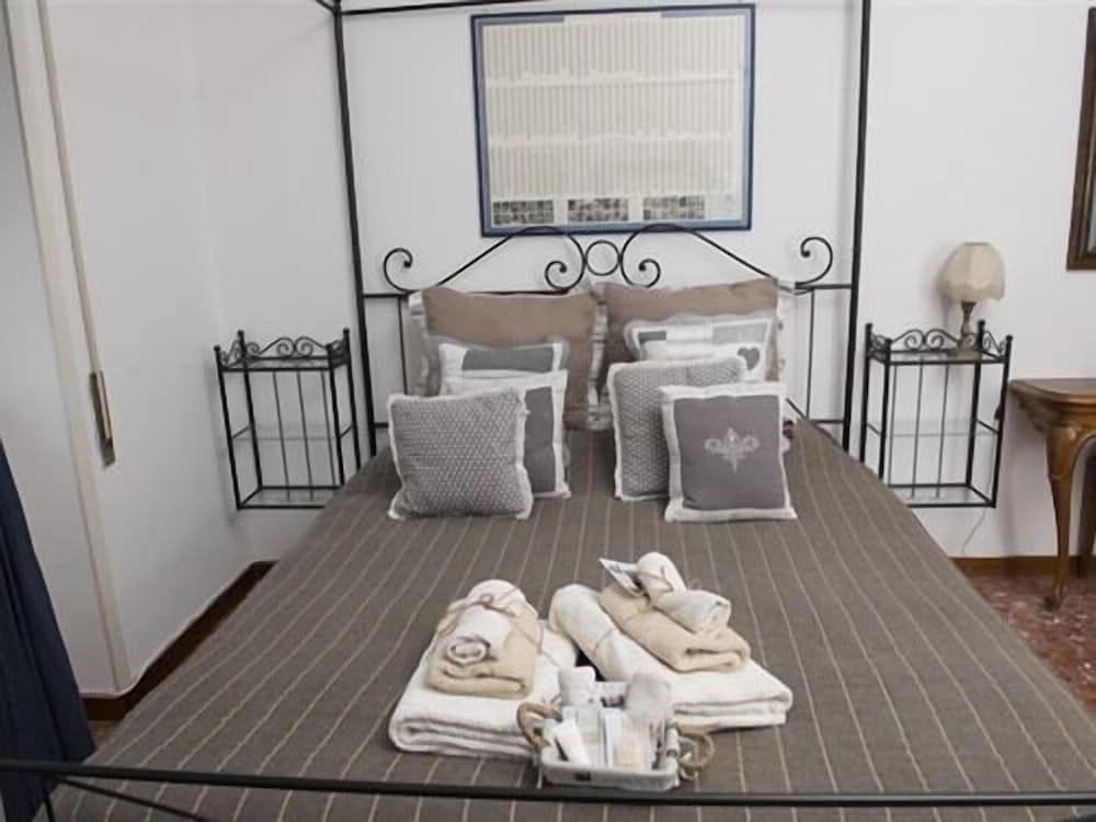 Le Fate Apartments Superior Double Room, Hot Tub, City View (Celio) 3