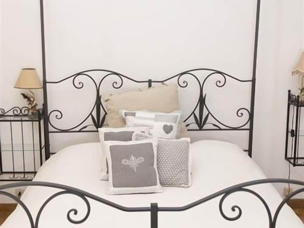Le Fate Apartments Deluxe Double Room, Ensuite, City View (Borgo Pio) 2