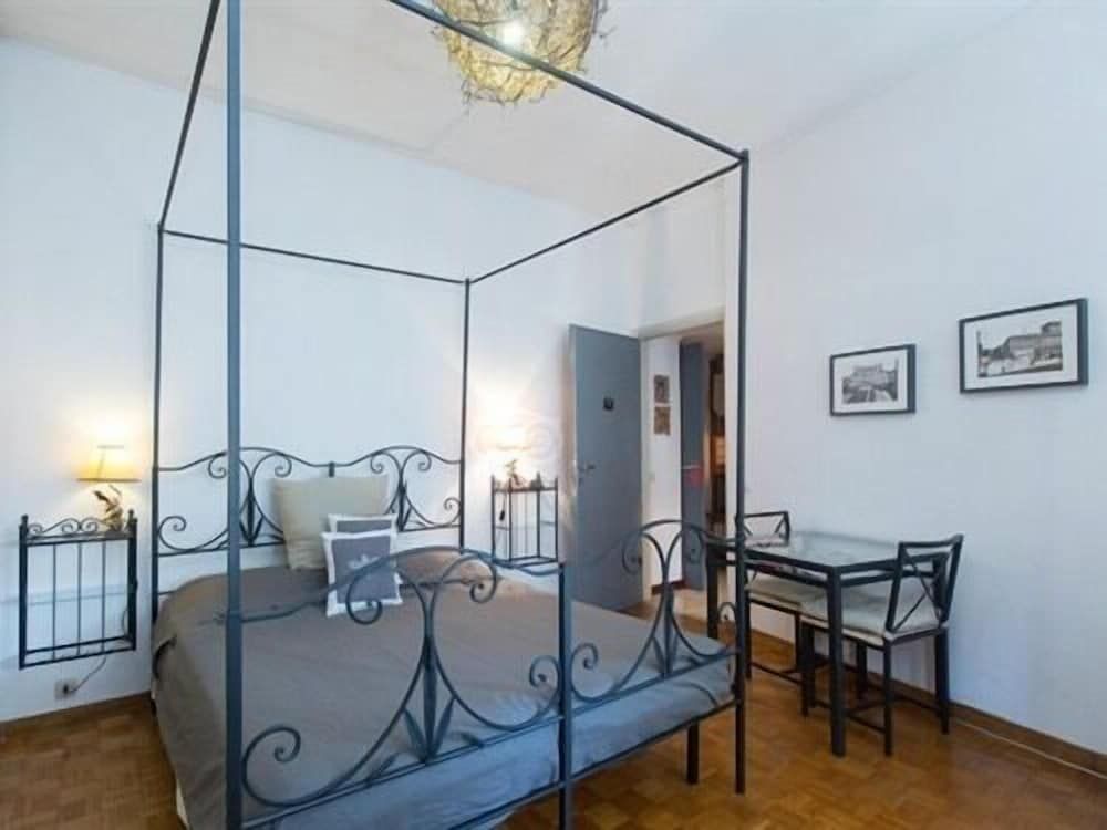 Le Fate Apartments Deluxe Double Room, Ensuite, City View (Borgo Pio) 3