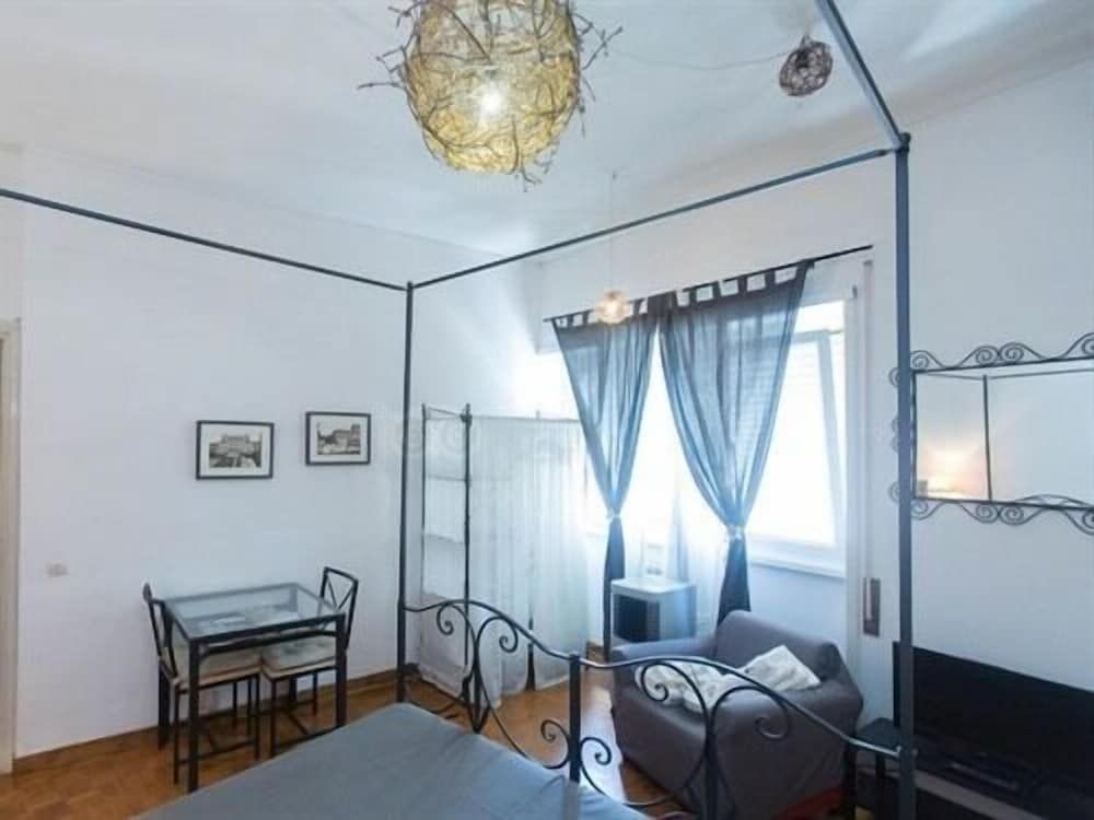 Le Fate Apartments Deluxe Double Room, Ensuite, City View (Borgo Pio)
