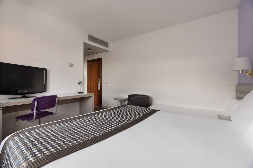 Exe Salamanca Triple Room 8