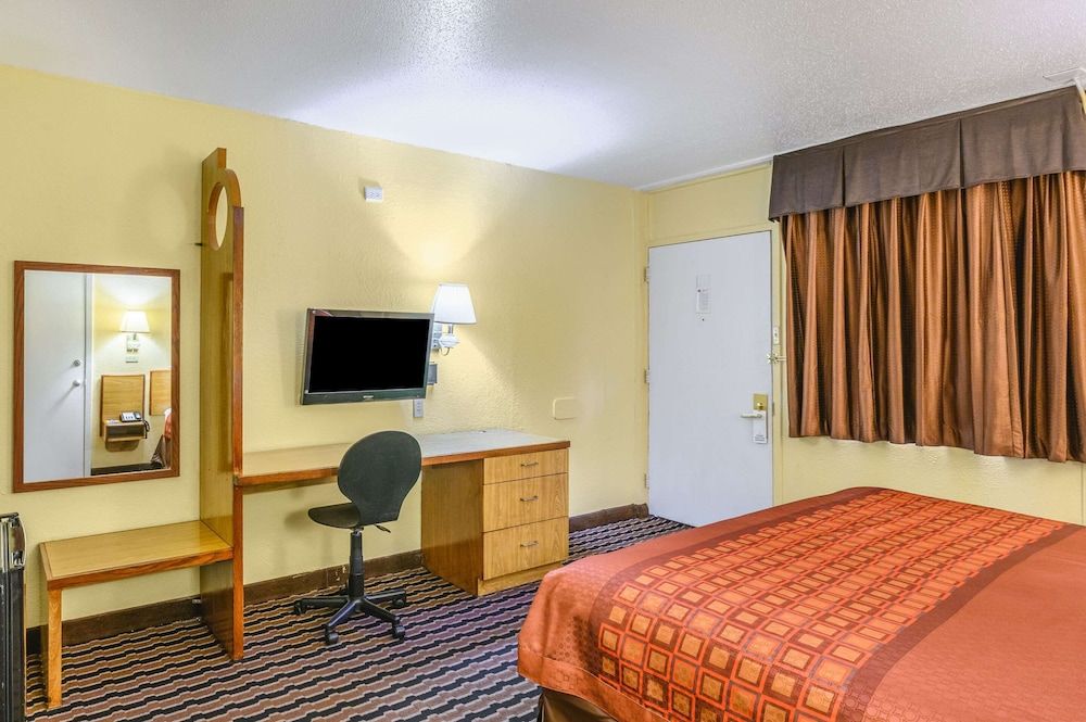 Standard Room, 1 King Bed, Smoking (Accessible)