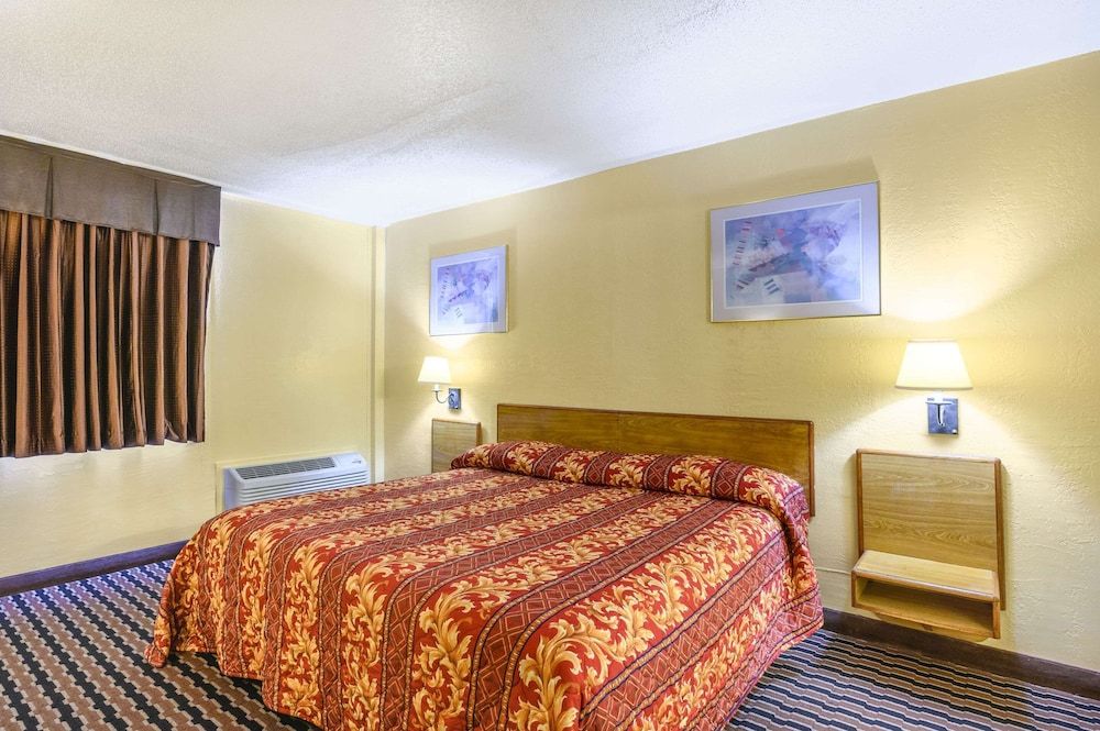 Room, 1 King Bed, Smoking, Microwave