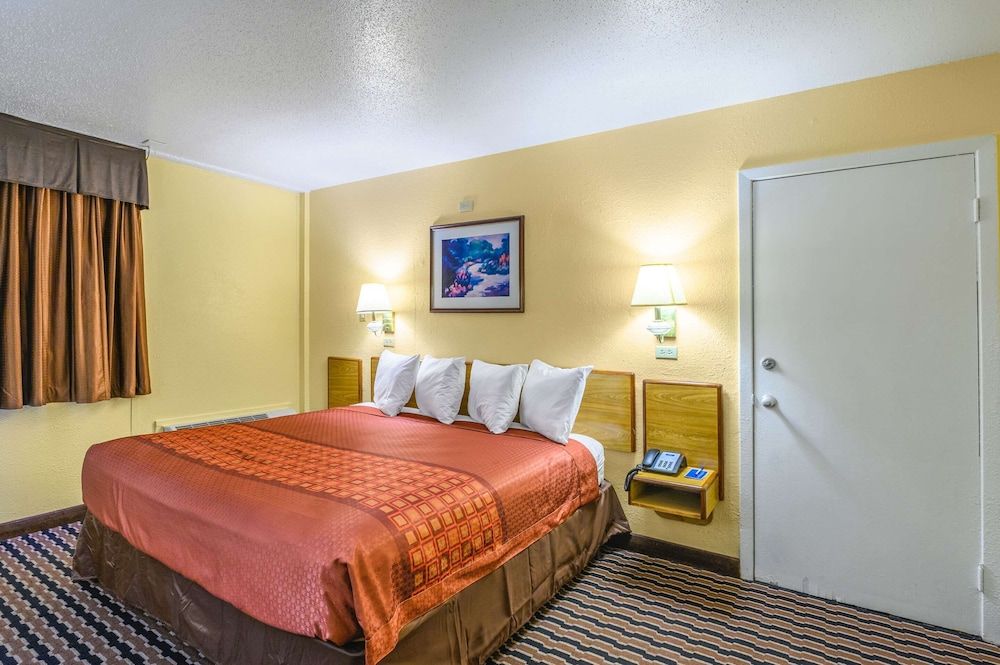 Standard Room, 1 King Bed, Smoking (Accessible)