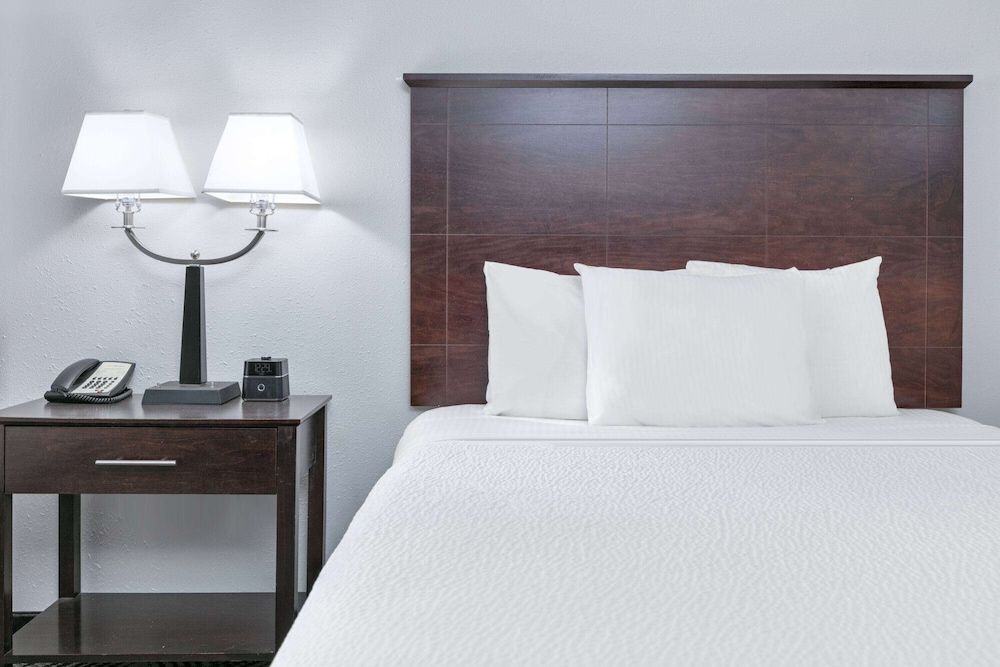 Deluxe Room, 1 King Bed, Accessible, Non Smoking (Roll-In Shower)