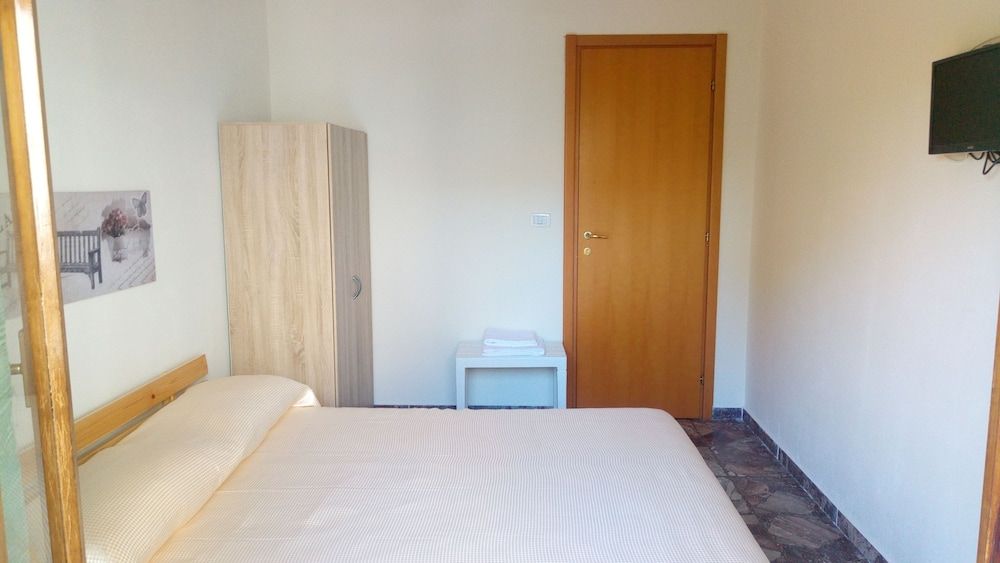 LovelyBed Double Room, Shared Bathroom 3