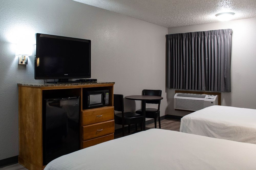 New Victorian Inn Norfolk Standard Room, 2 Queen Beds 5