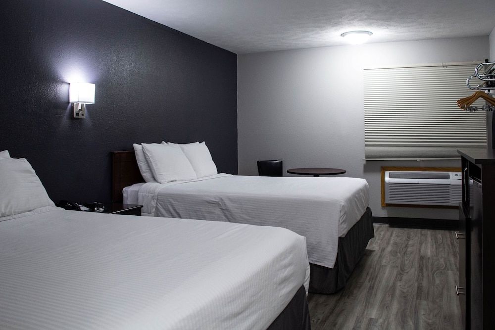 New Victorian Inn Norfolk Standard Room, 2 Queen Beds 4