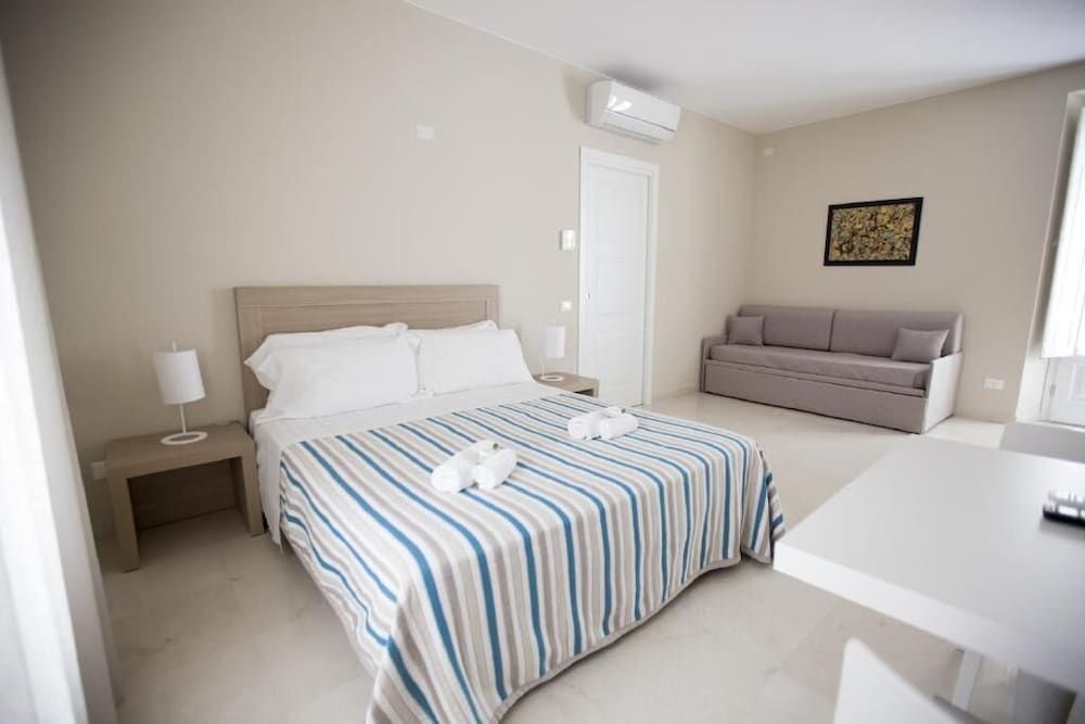 Central Gallery Rooms Classic Double or Twin Room 3