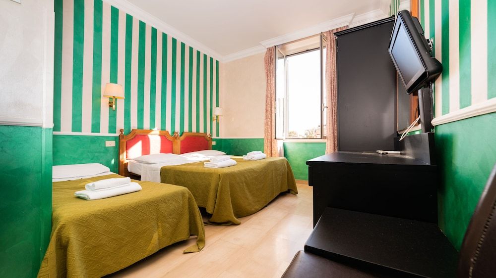 Hotel Center 3 Standard Triple Room