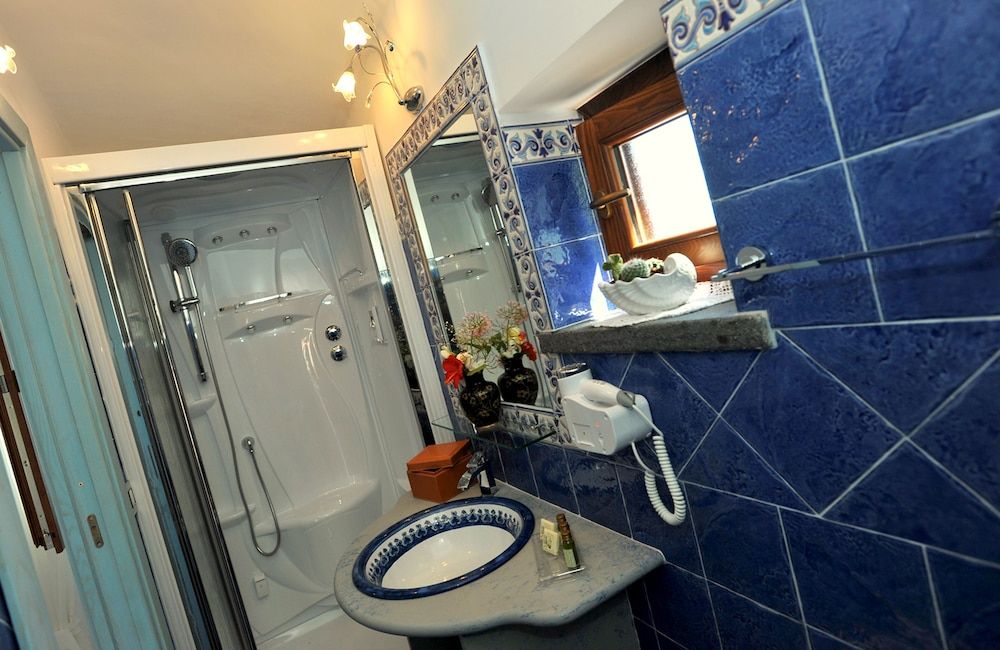 World Center Deluxe Double Room, Sea View 3
