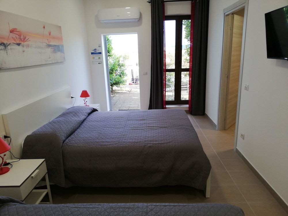 Triple Room, 1 Bedroom, Poolside