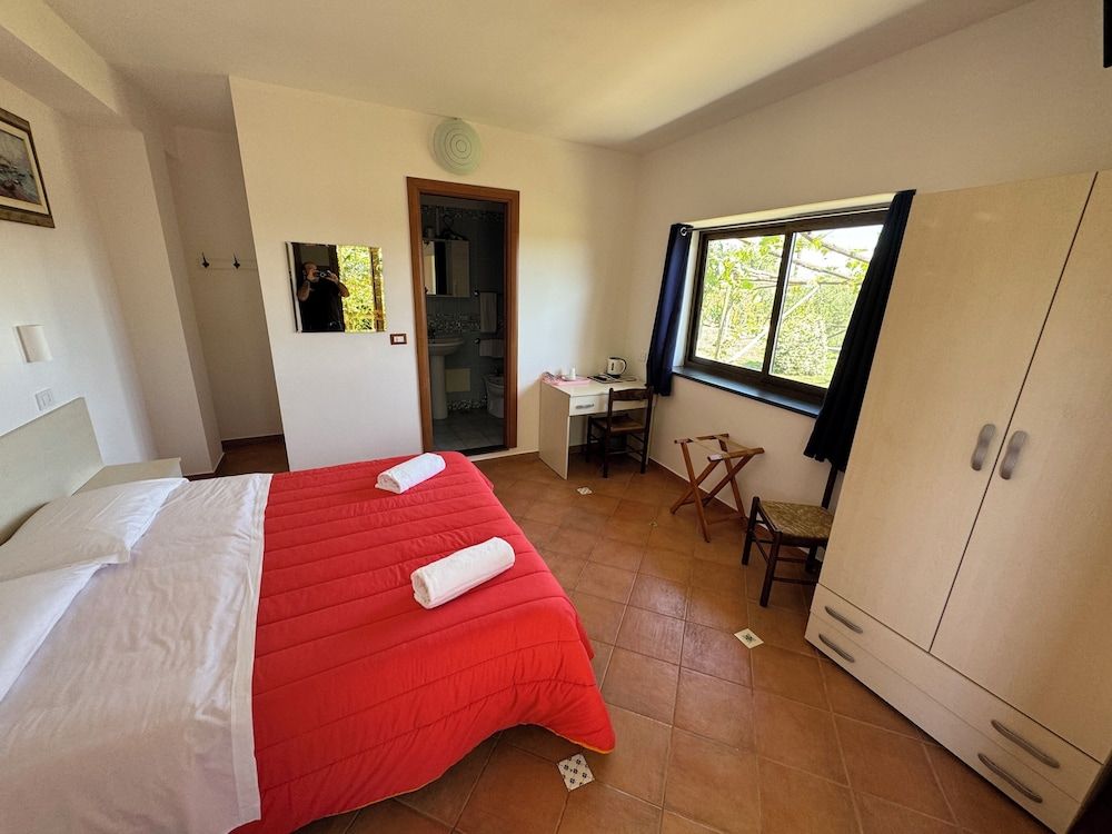 Deluxe Double Room, 1 Queen Bed, Ensuite, Garden Area