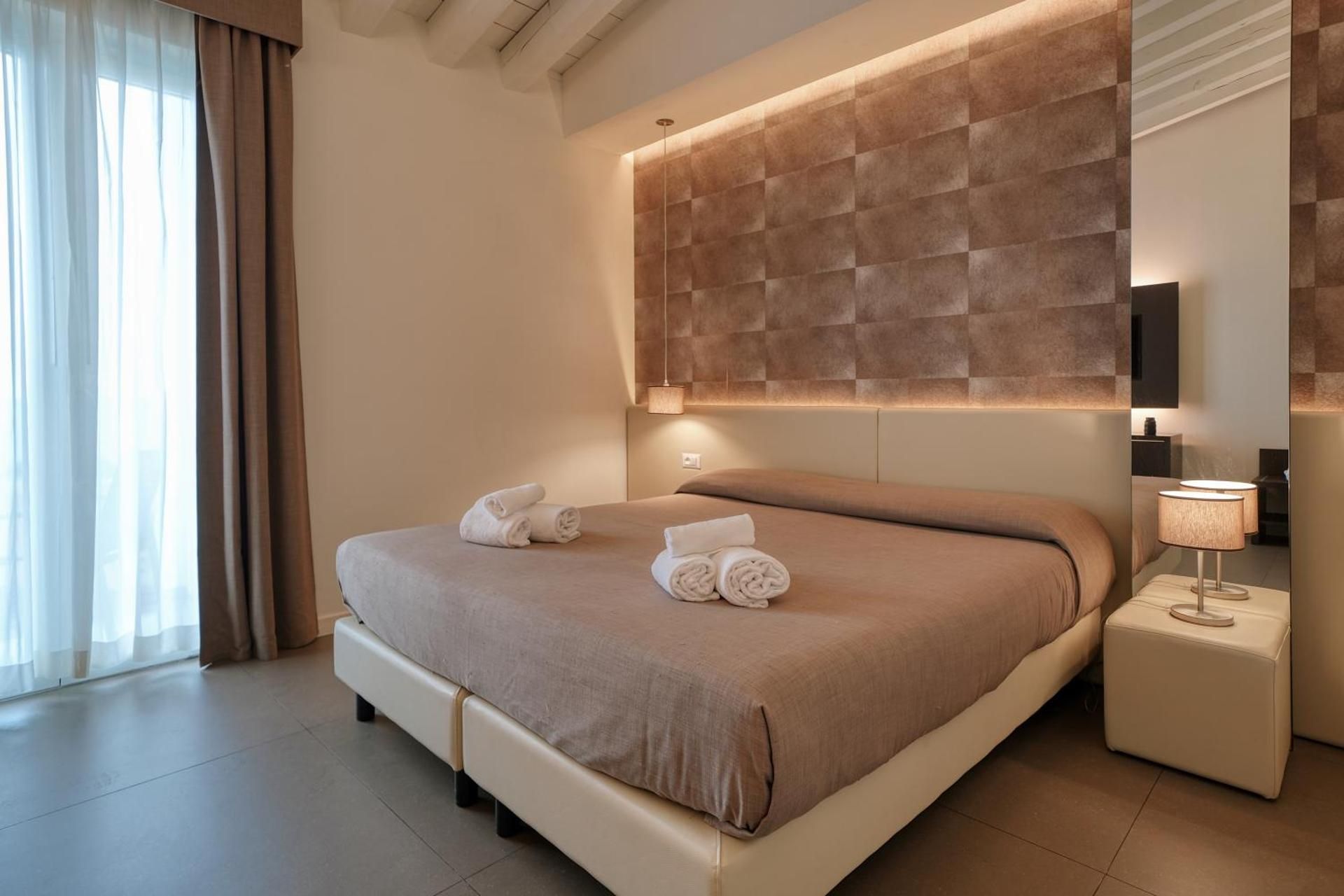 Double Room with Balcony and Lake View