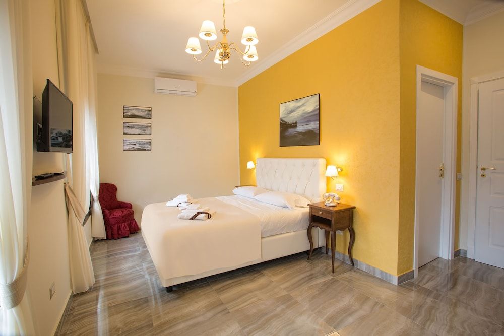 NeapolitanTrips Hotel Double Room 7