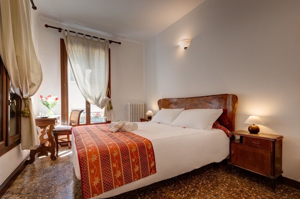 Hotel San Samuele Double Room with Shared Bathroom 2