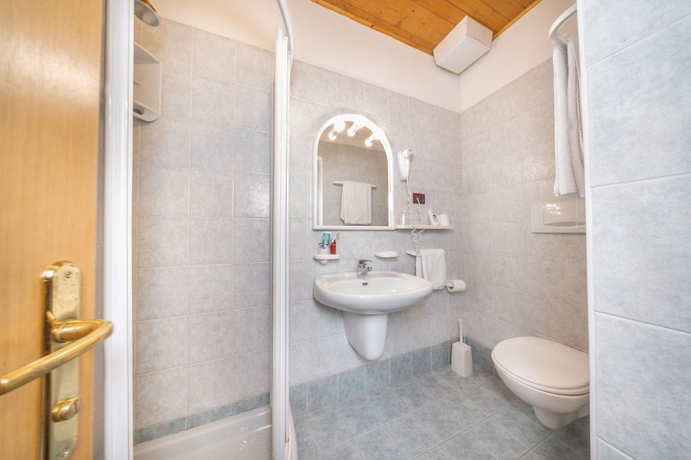 Hotel Karinhall Double Room (small) 3