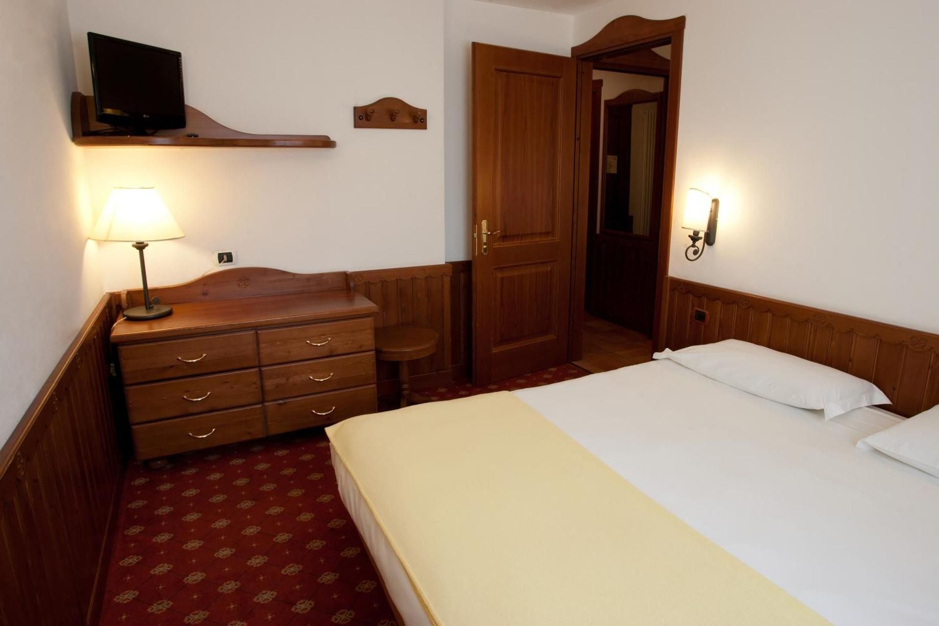 One-Bedroom Apartment with Balcony (5 Adults)