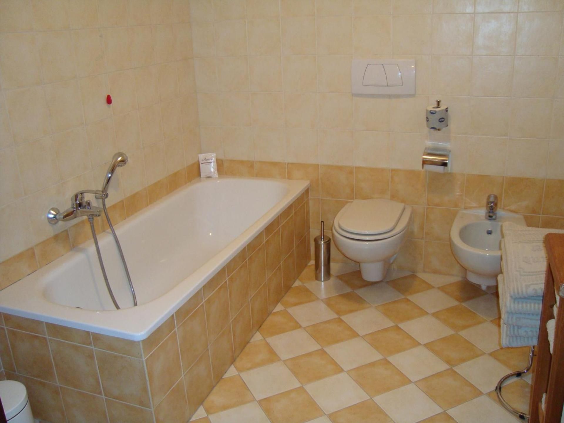 One-Bedroom Apartment (5 Adults)