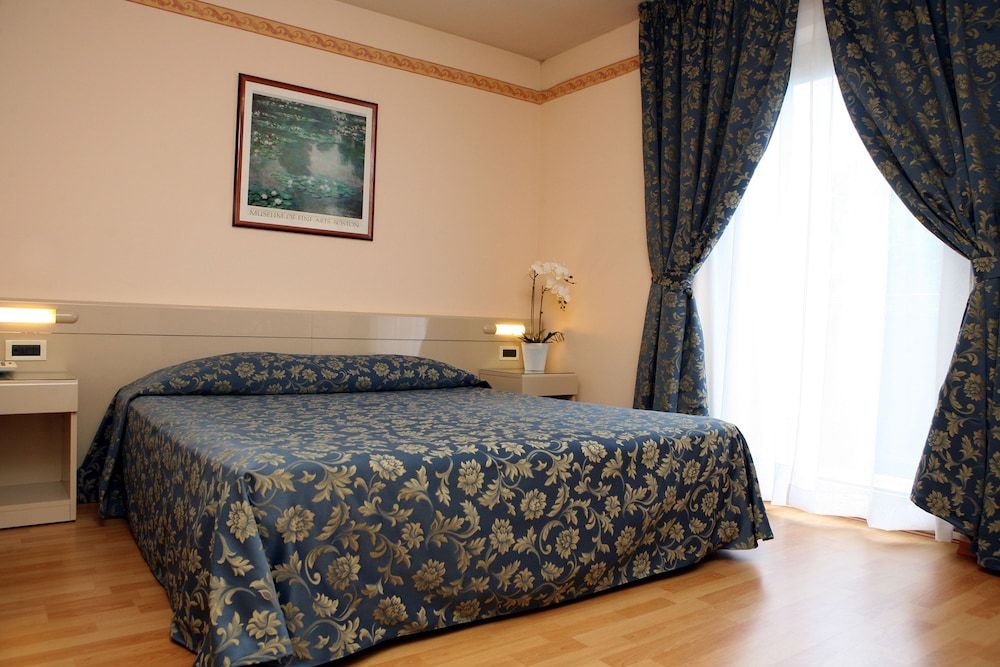 Hotel Excelsior Standard Quadruple Room 2