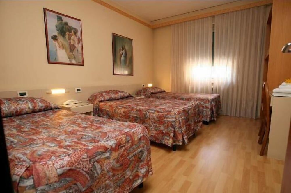 Hotel Excelsior Standard Quadruple Room 3