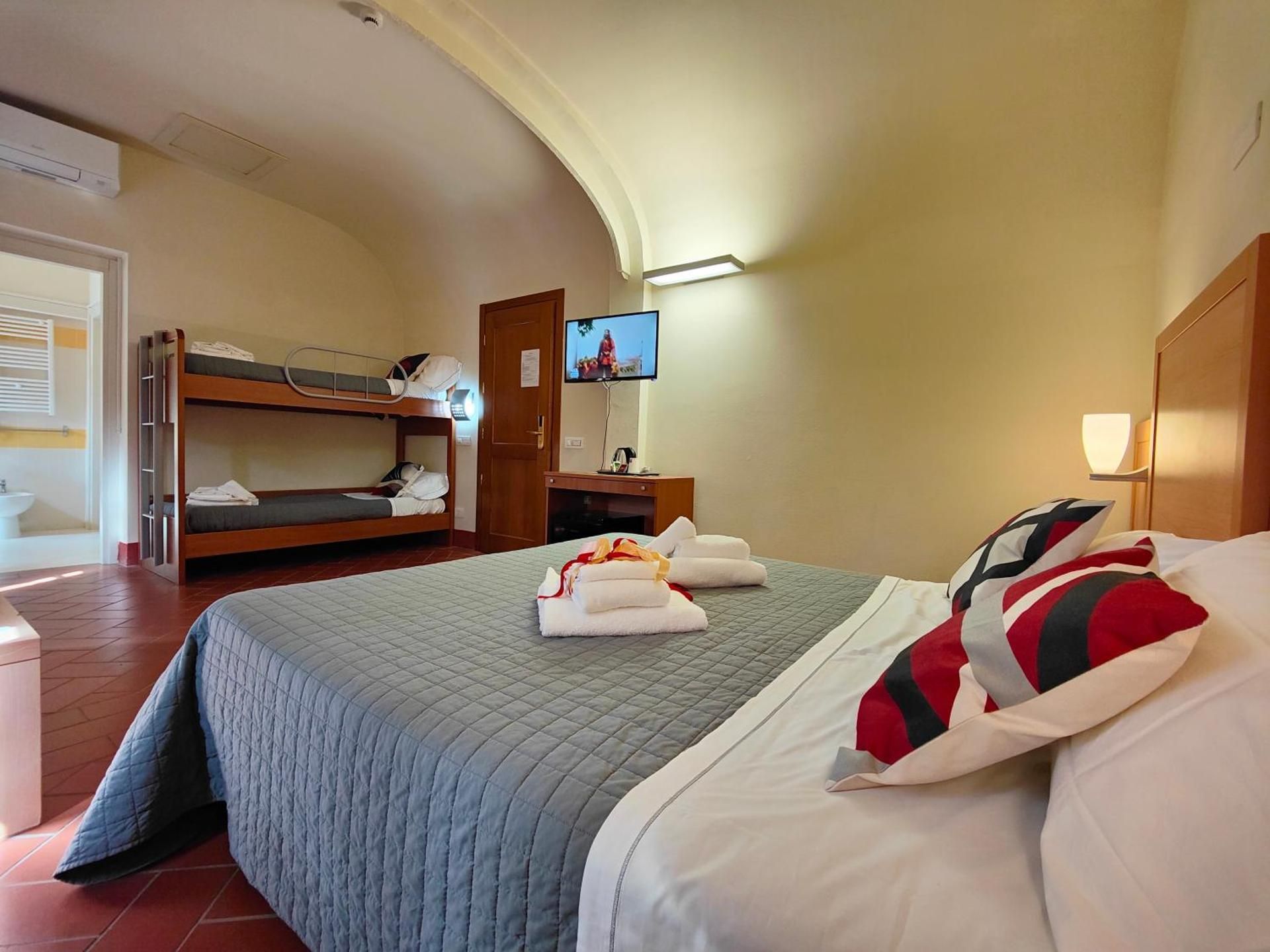 Chiostro Delle Monache Hostel Volterra Superior Quadruple Room