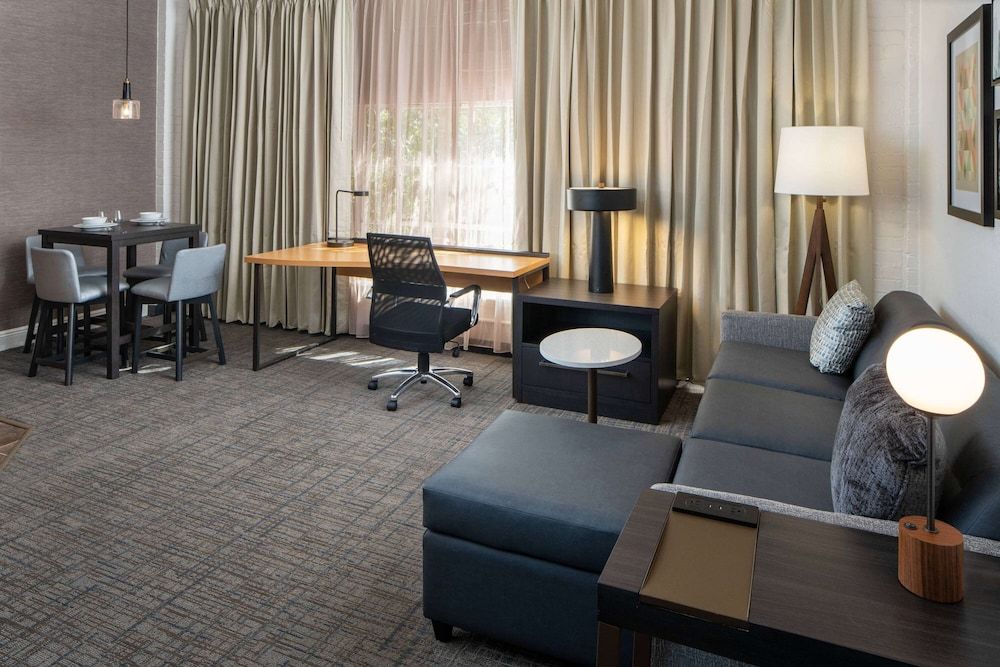 Sonesta ES Suites New Orleans Convention Center Suite, 1 Queen Bed with Sofa bed, Accessible (Mobility Roll in Shower One Bedroom) 4