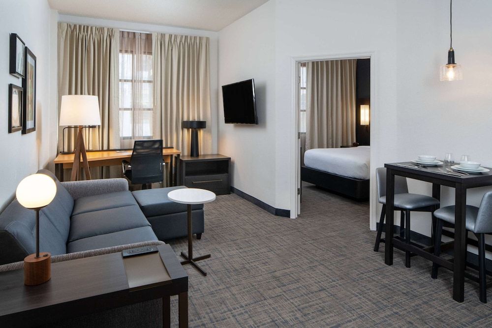 Sonesta ES Suites New Orleans Convention Center Suite, 1 Queen Bed with Sofa bed, Accessible (Mobility Roll in Shower One Bedroom) 3