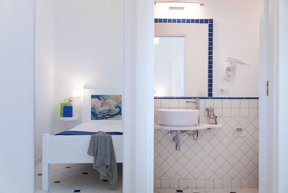 Vista D'Amalfi Deluxe Double Room, Sea View 8