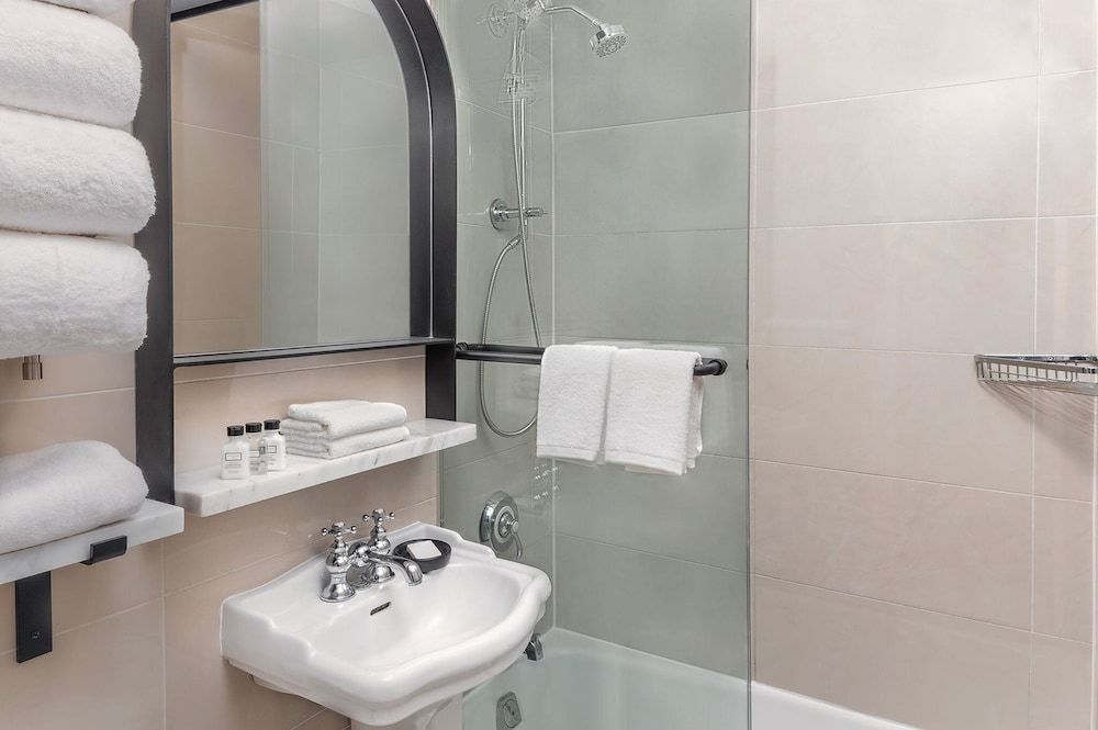 voco The Franklin New York by IHG Standard Room, 1 Double Bed, Accessible (Mobility, Roll-In Shower) 6