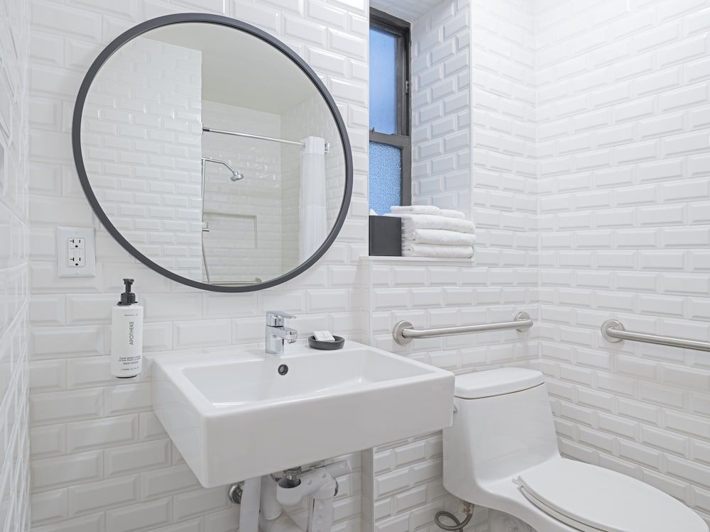 voco The Franklin New York by IHG Standard Room, 1 Double Bed, Accessible (Mobility, Roll-In Shower) 4