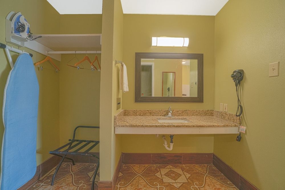 Aransas Bay Inn & Suites Corpus Christi by OYO Apartment, 2 Bedrooms 9