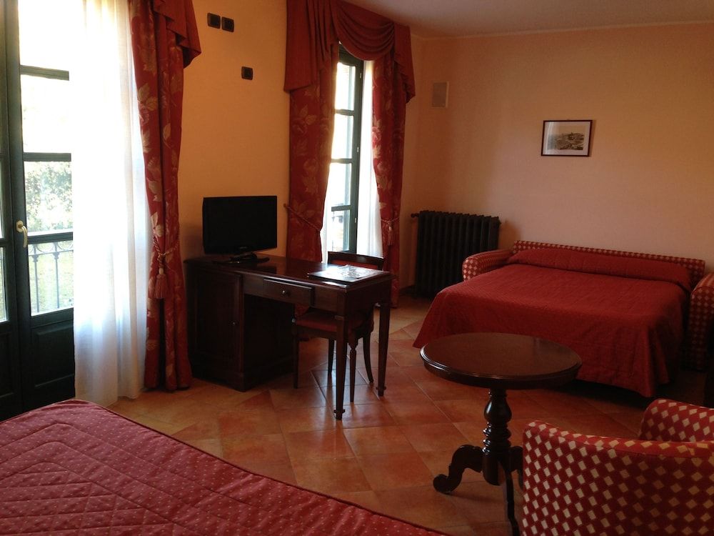 Hotel Barolo Family Room 3