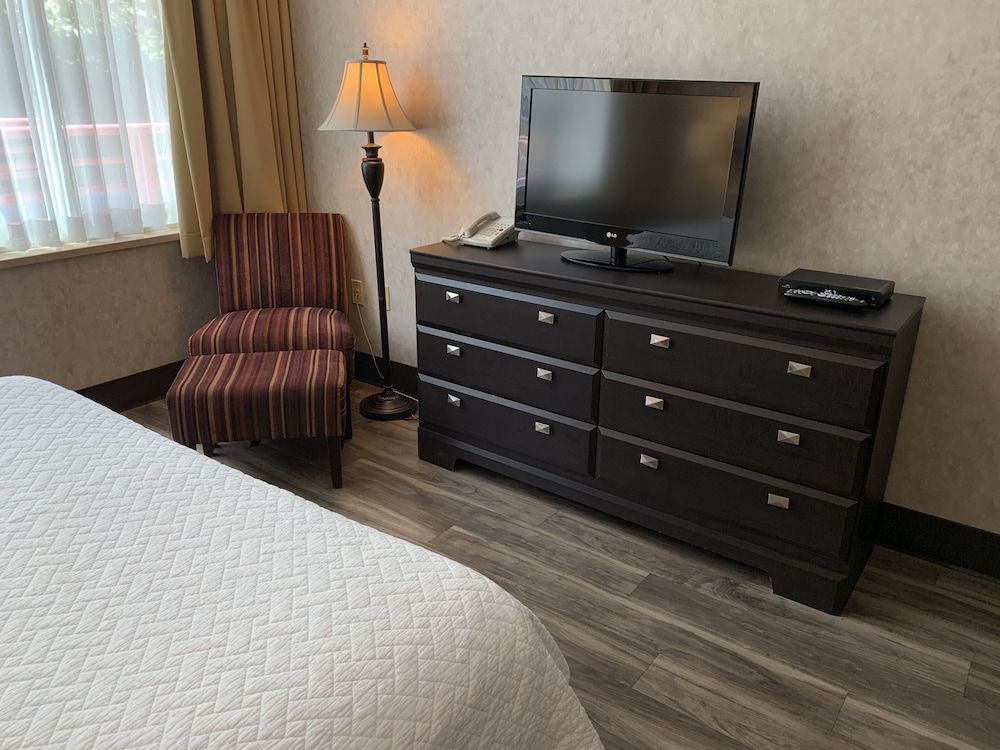 Lonsdale Quay Hotel Standard Room, 1 Queen Bed