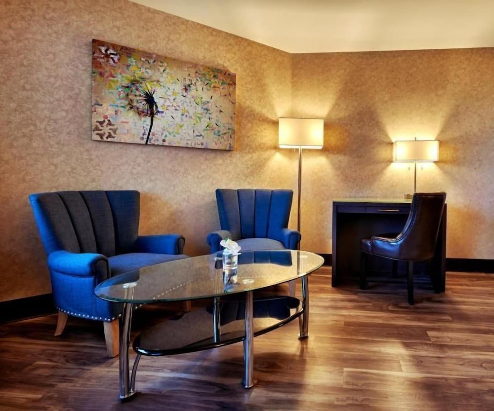 Lonsdale Quay Hotel Executive Room, 1 King Bed 6